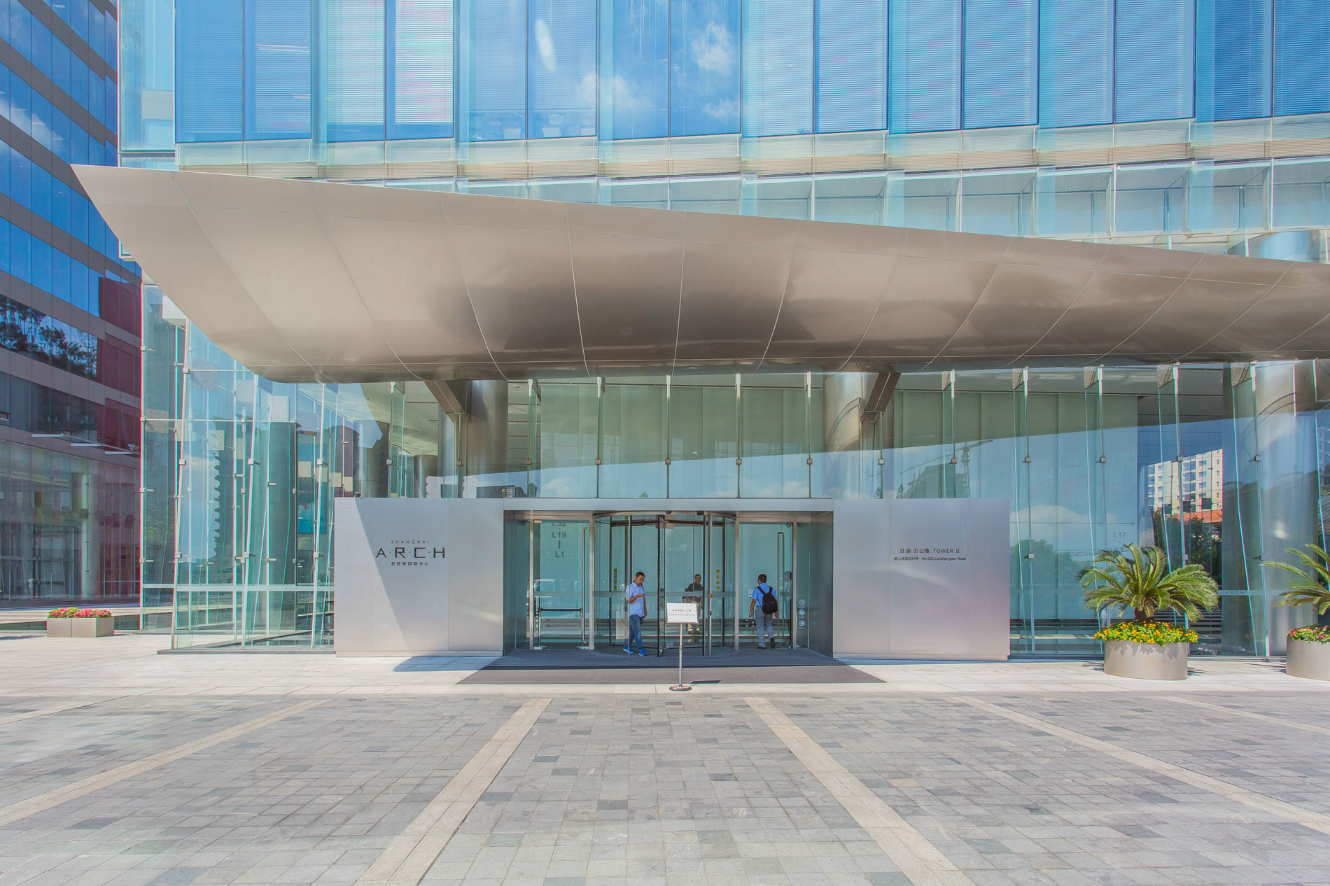 金虹桥国际中心 金虹桥国际中心正门.jpg